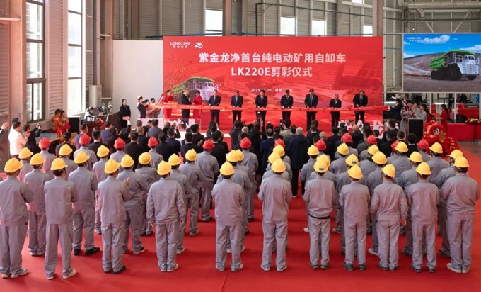 龙净环保自主研发的首台纯电动矿用自卸车正式交付，开启绿色矿山新篇章！