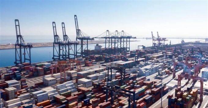 上海振华重工成功中标阿曼 OICT 码头轮胎吊“油改电”项目