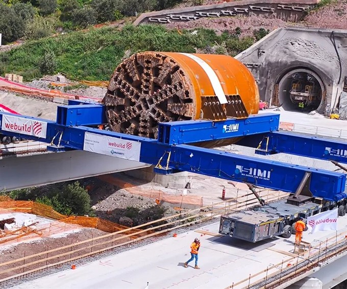 全球首创，铁建重工盾构机在意大利完成整体托举过桥