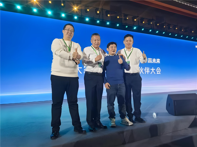 万丰轻量化助力张雪机车WSBK葡萄牙站夺冠